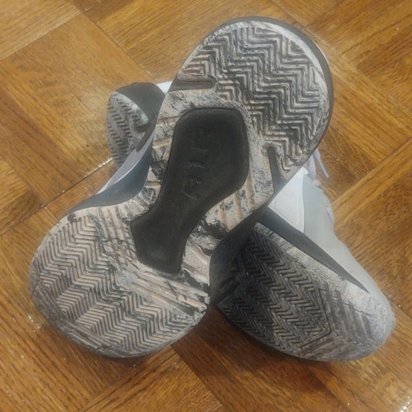 Shoes - Picture 3 of 9